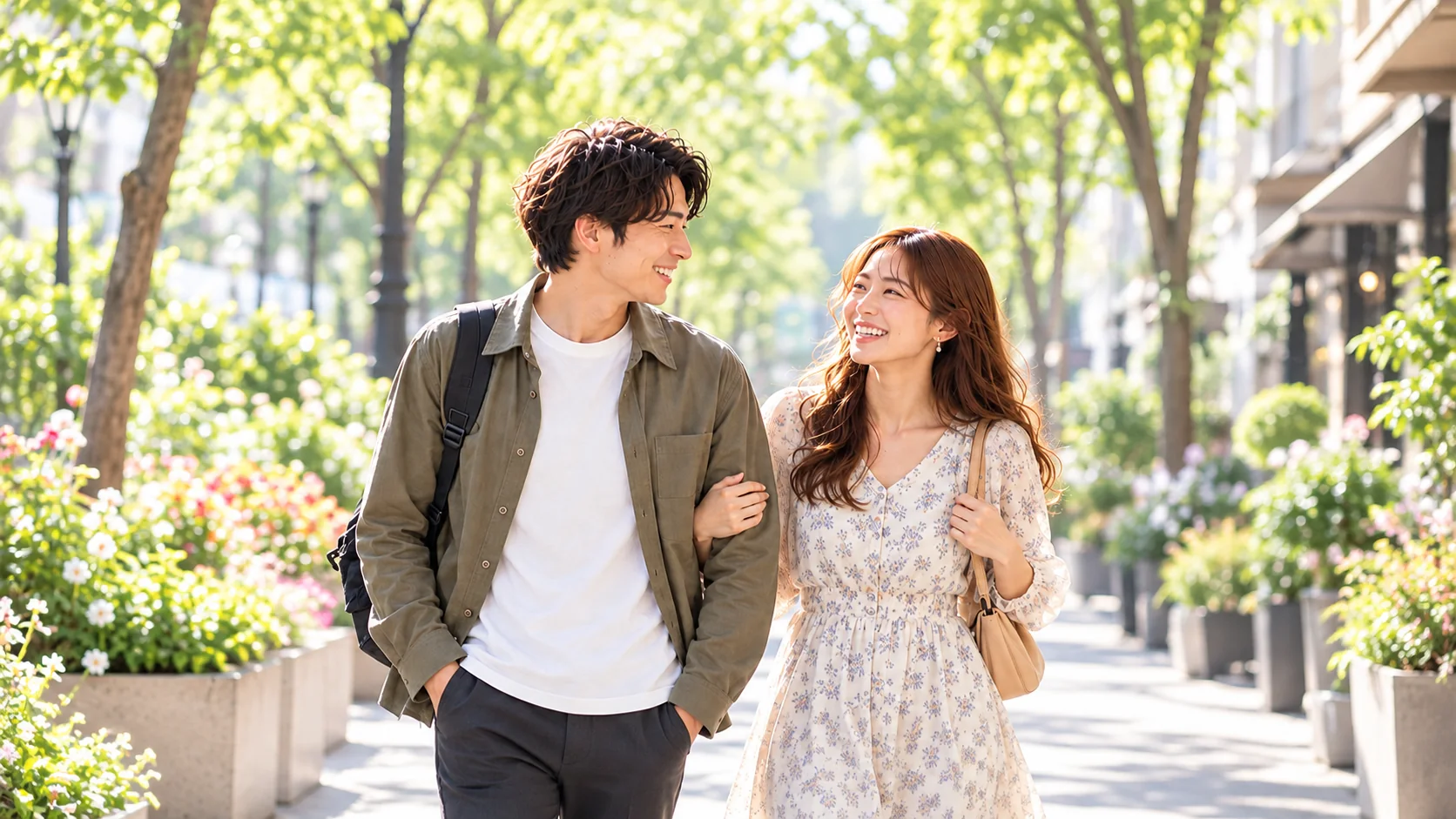 並木道を散歩しながら、笑い合う二人